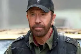 Morre Chuck Norris aos 86 anos no Havaí, diz família