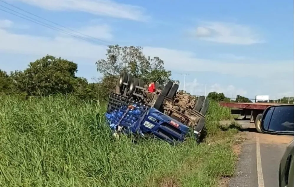 Motorista morre após caminhão capotar na madrugada em São Desidério