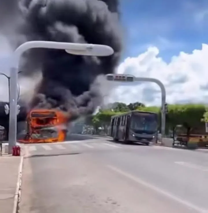 Ônibus pega fogo no Centro de Barreiras e levanta questionamentos sobre o transporte público do ´município