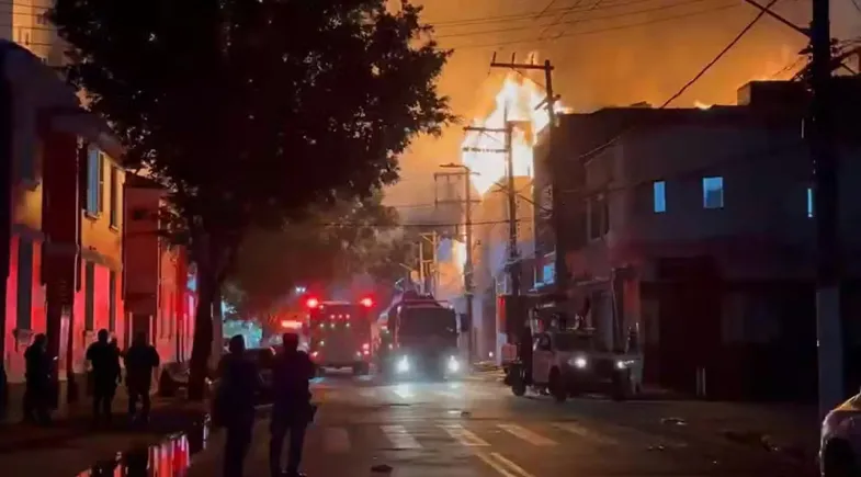 Incêndio de grandes proporções atinge fábrica no Brás e mobiliza dezenas de bombeiros em São Paulo