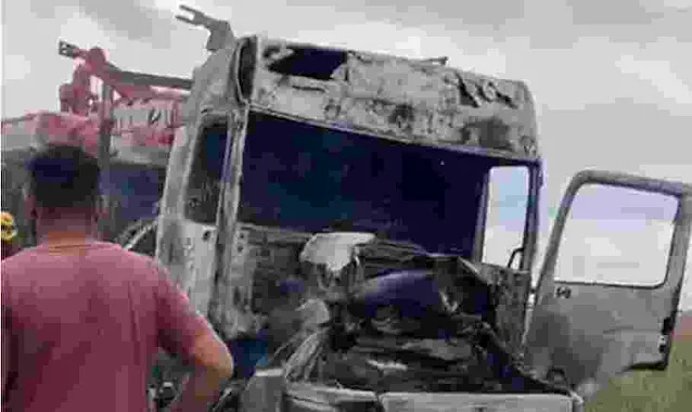 Colisão frontal entre carreta e pick-up deixa um morto na BR-349 em Correntina