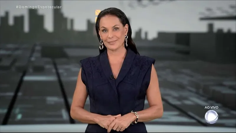 Carolina Ferraz deixa o comando do Domingo Espetacular; Camila Busnello assume ao lado de Cabrini