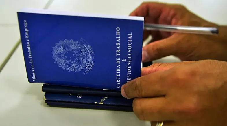 Emprego com carteira assinada segue como a principal escolha dos brasileiros, aponta pesquisa da CNI