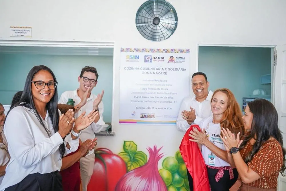 João Felipe e Tiago, coordenador do Bahia Sem Fome, celebram chegada de três cozinhas comunitárias em Barreiras