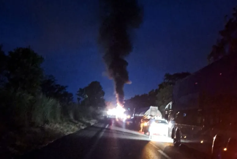 Grave acidente entre carretas interdita trecho da BR-242 em Barreiras