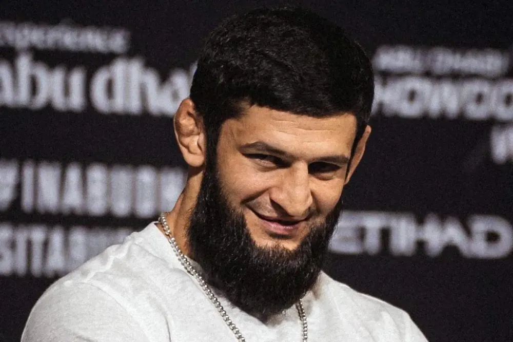 Khamzat Chimaev assina com RAF e amplia presença no wrestling profissional