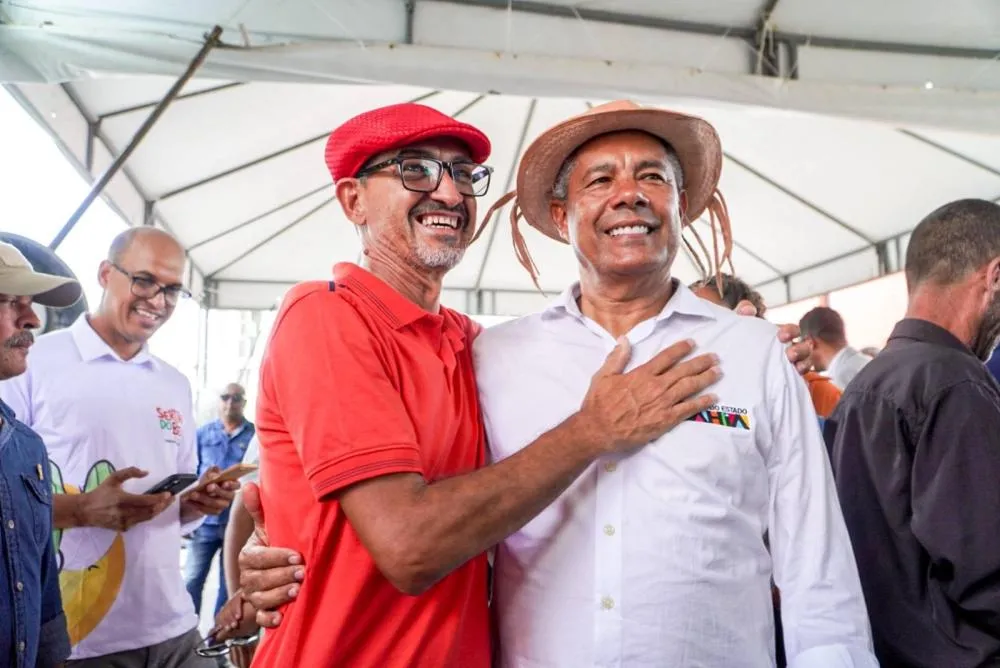 “Para eles só pode ser governador quem é dono de canal de TV; ver um filho de vaqueiro no cargo machuca eles”, afirma Jerônimo Rodrigues em evento na cidade de Santa Luz