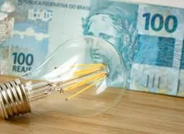 Conta de luz terá cobrança extra em maio com bandeira amarela, anuncia Aneel
