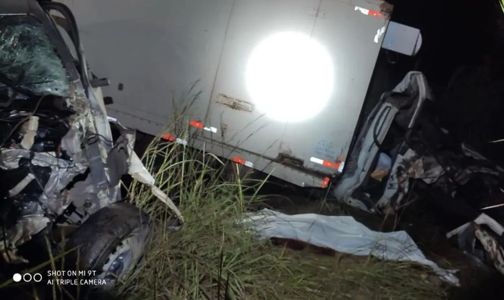 Colisão entre caminhão e caminhonete deixa uma vítima fatal na BR-135, em São Desidério