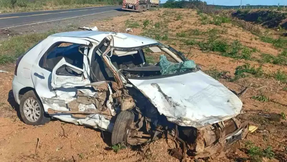 Mulher morre após acidente entre carro e caminhão na BR-135, em Formosa do Rio Preto