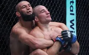 Strickland surpreende o mundo e derrota Khamzat Chimaev no UFC 328 após uma guerra de cinco rounds