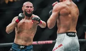 Chimaev quebra silêncio após perder cinturão para Strickland no UFC 328