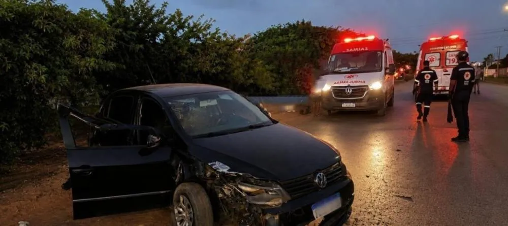 Motorista perde controle da direção e bate em caminhão estacionado em Luís Eduardo Magalhães