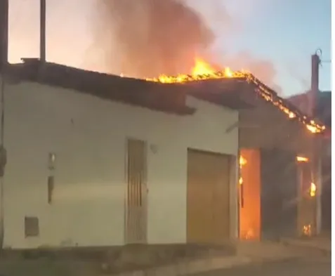 Incêndio em residência mobiliza Corpo de Bombeiros no bairro Santo Antônio, em Barreiras