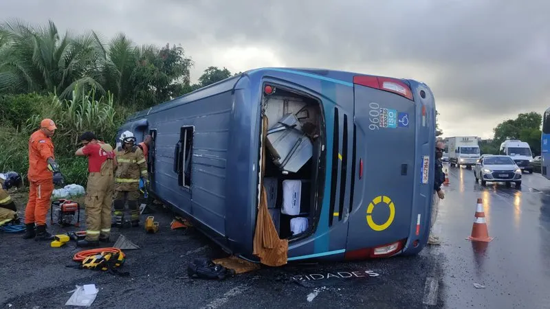 Ônibus da Cidade Sol tomba na BR-324 e deixa um morto em Simões Filho