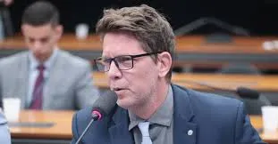Mário Frias admite ligação de empresário do Banco Master com filme sobre Bolsonaro