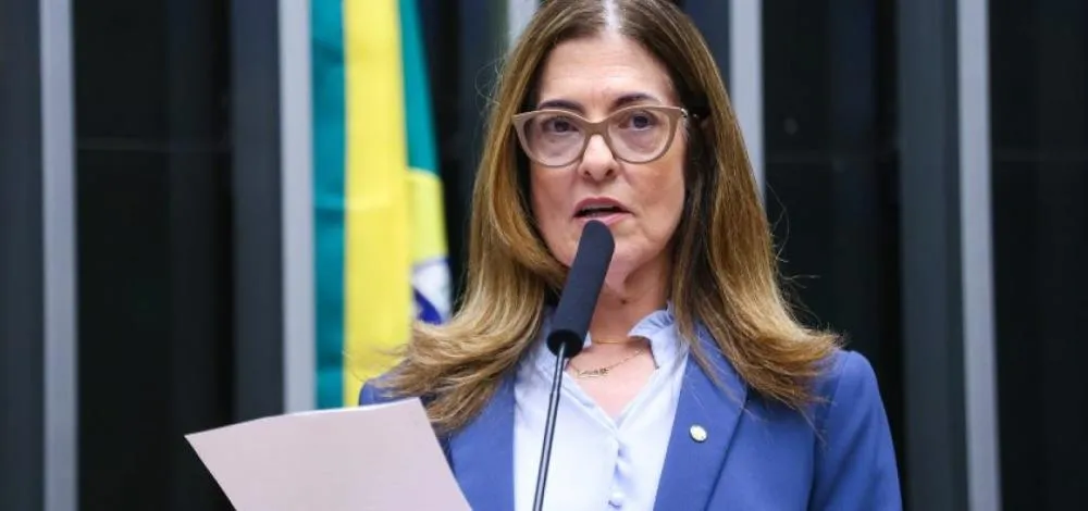 Deputada baiana retira apoio a emenda que adia fim da escala 6x1 para 2036