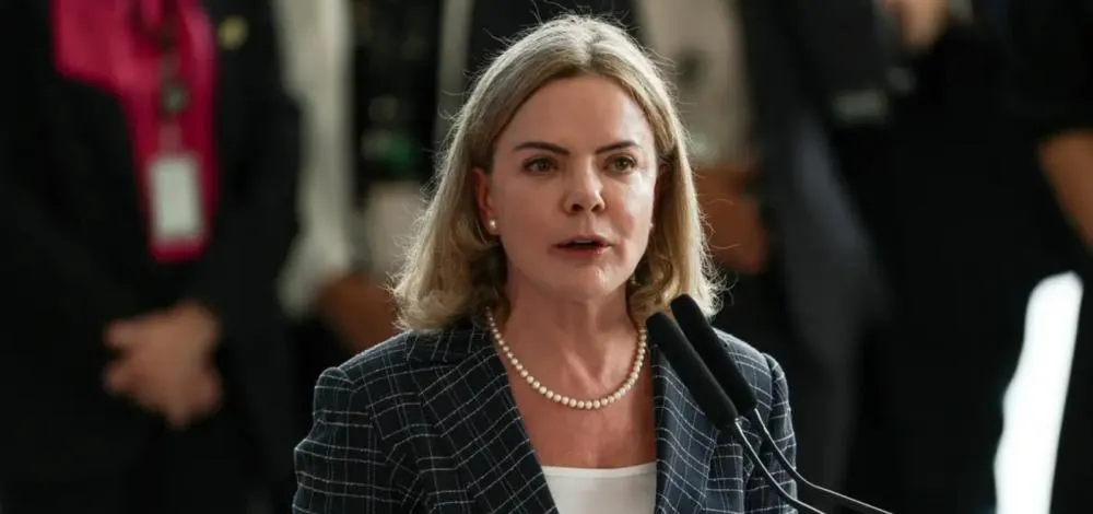 Gleisi Hoffmann cobra quebra de sigilos de Flávio Bolsonaro após áudios com Vorcaro