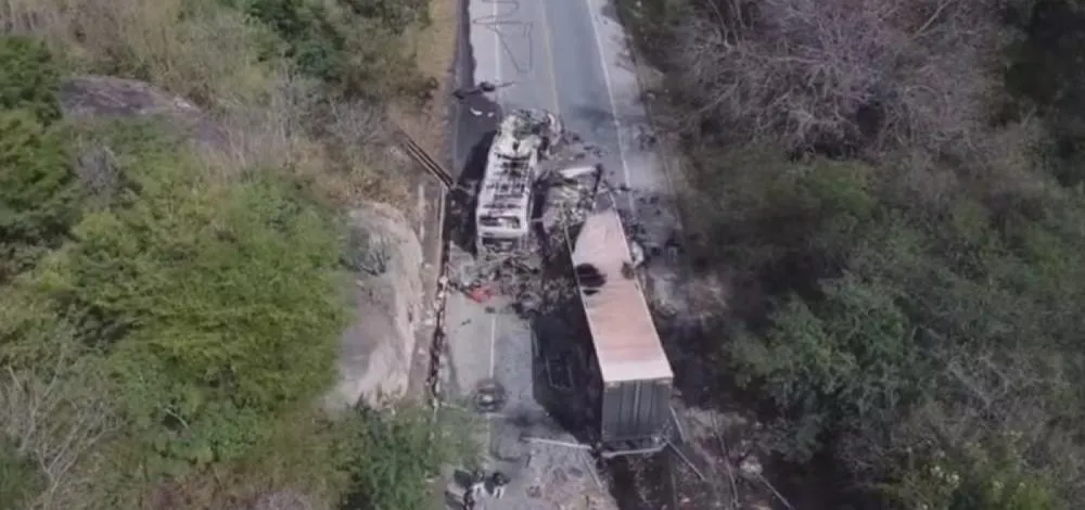 Seis baianos morrem em grave acidente entre ônibus e carreta na BR-251, em Minas Gerais