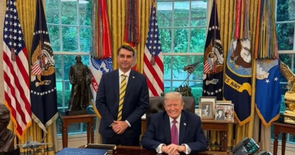 Flávio Bolsonaro se reúne com Donald Trump na Casa Branca em meio a articulações políticas