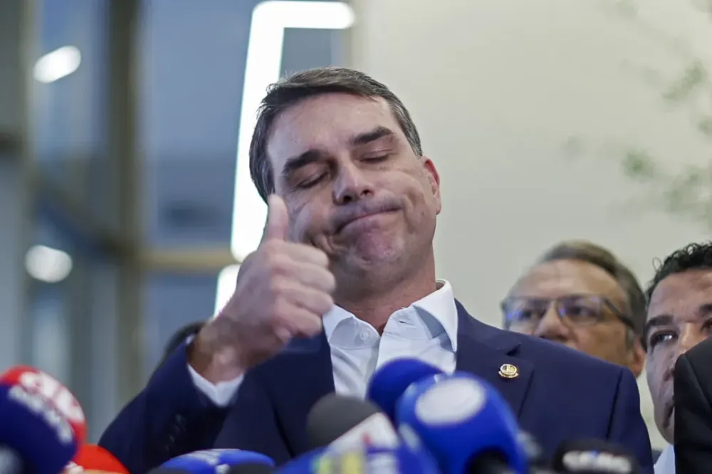 Flávio Bolsonaro pede a Trump que PCC e CV sejam classificados como organizações terroristas