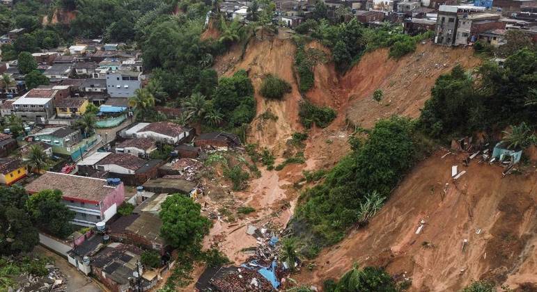 Sobe para 91 número de mortos pelas chuvas em Pernambuco