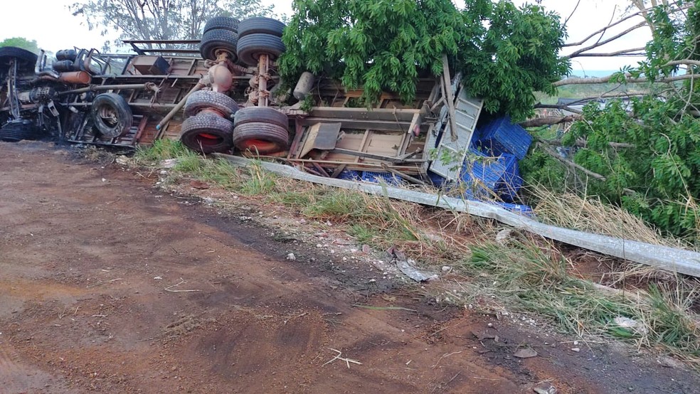 Acidentes na BR-135 deixam mortos no oeste da BA; caminhão que transportava aves pegou fogo