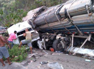 Carreta perde freio, causa acidente entre 10 veículos em Pedra do Cavalo
