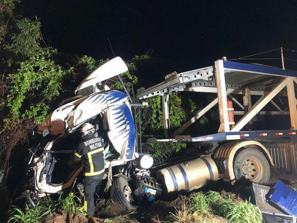 Cristópolis: Bombeiros militares resgatam corpo de motorista de colisão entre duas carretas
