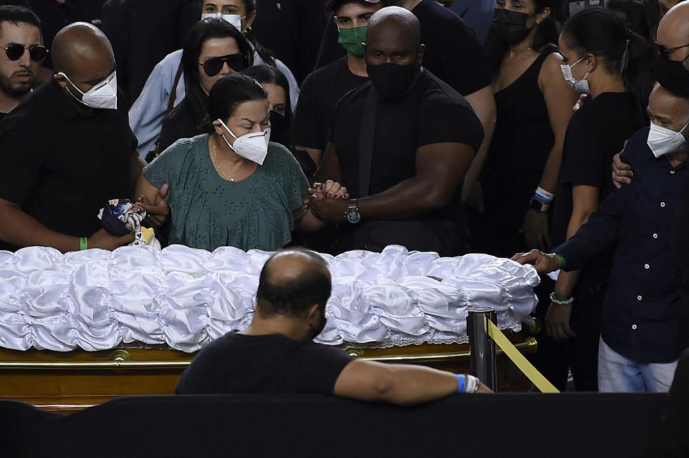 Parentes e amigos se despedem de piloto de Marília Mendonça 
