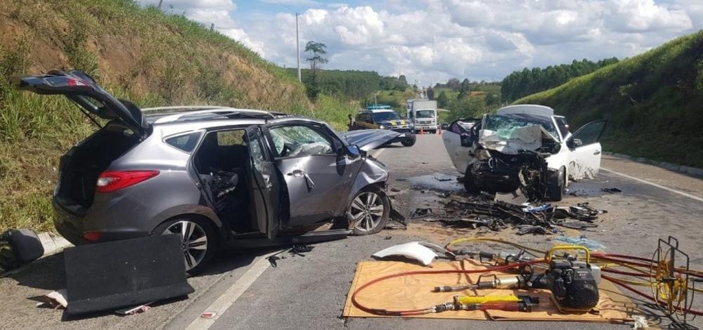 Batida entre dois carros deixa quatro mortos e três feridos na Bahia
