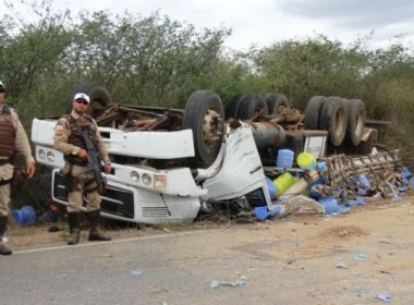 Serrinha: Idoso morre e dois homens ficam feridos após caminhão com água capotar