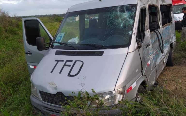 BAHIA: ACIDENTE ENTRE VAN E CAMINHÃO DEIXA TRÊS MORTOS E CINCO FERIDOS