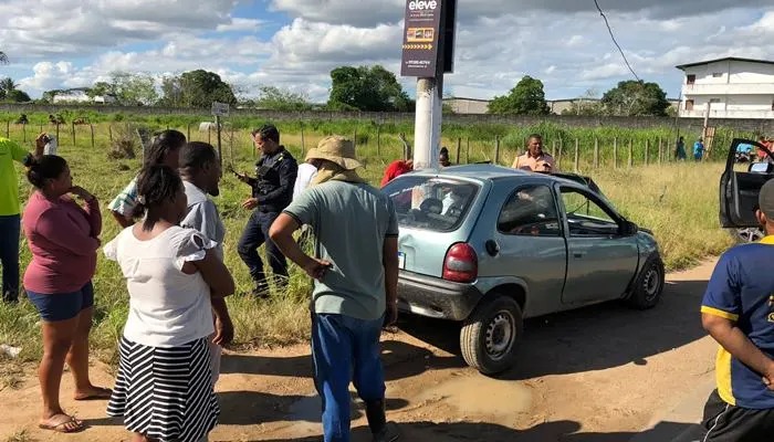 Pastor evangélico morre após carro colidir contra poste na BA-084