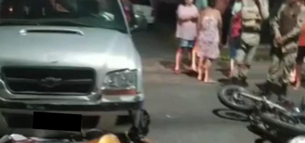 Homem morre após ser atingido por motociclista arremessado em acidente de carro na Bahia