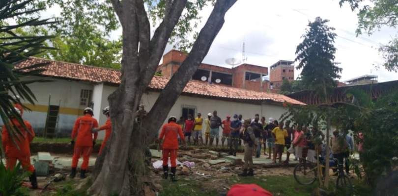 Itabuna: Adolescente de 12 anos morre e pai fica ferido após muro de escola desabar