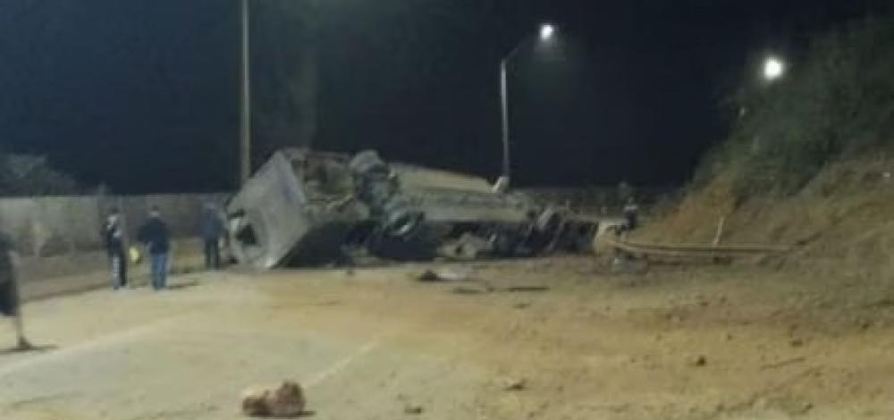 Ônibus com torcedores do Corinthians capota e deixa 8 mortos na Grande BH
