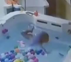 Bebê morre afogado em piscina de plástico em Goiás