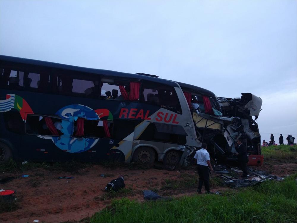 Colisão entre dois ônibus na BR-349 no município de Correntina deixa o saldo negativo de quatro mortos